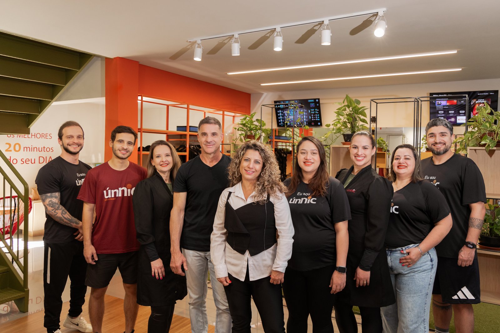 Interior moderno e minimalista da academia ÚNNIC